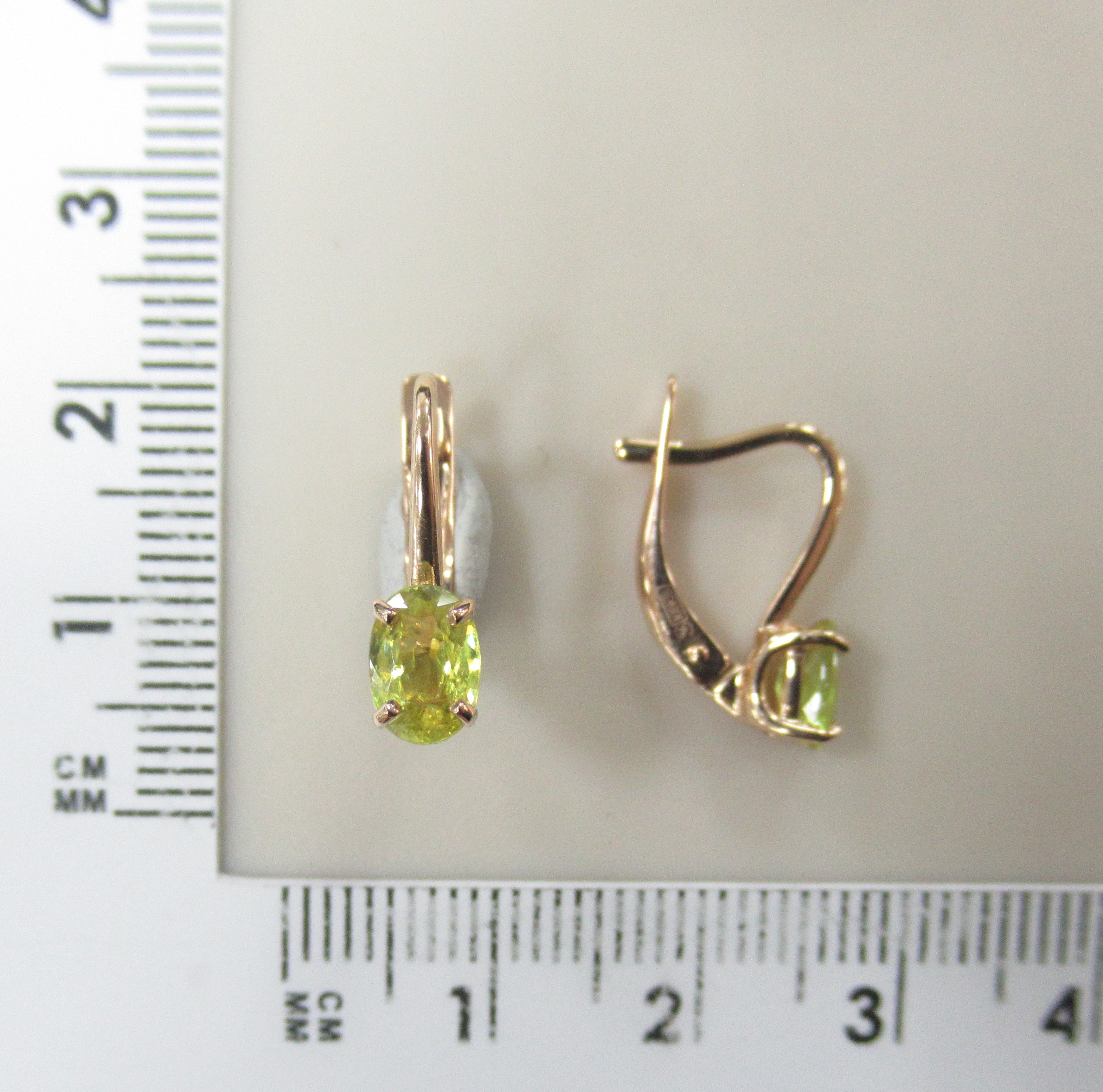Серьги из золота со сфеном